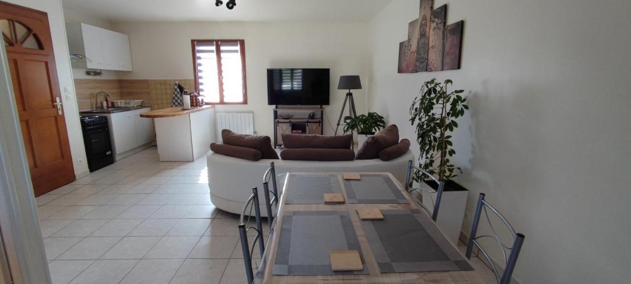 Au Pied Du Chateau 2 Bellegarde-du-Loiret Room photo